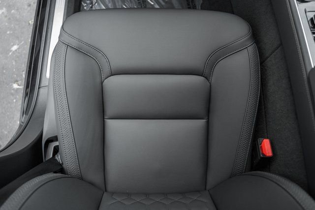 Certified 2025 Volvo XC90 T8 Core w/ Climate Package image 28