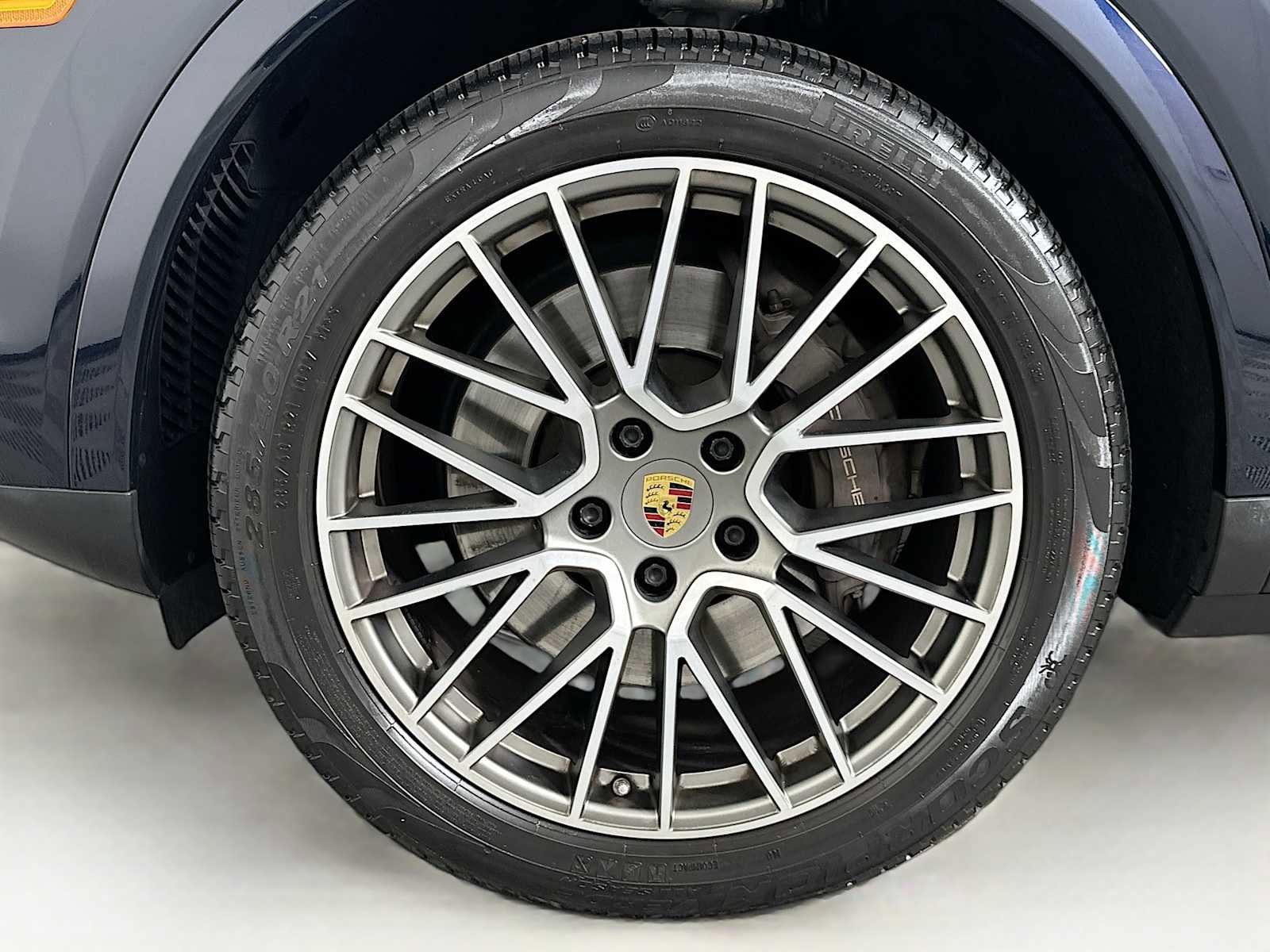 Certified 2022 Porsche Cayenne Platinum Edition image 32