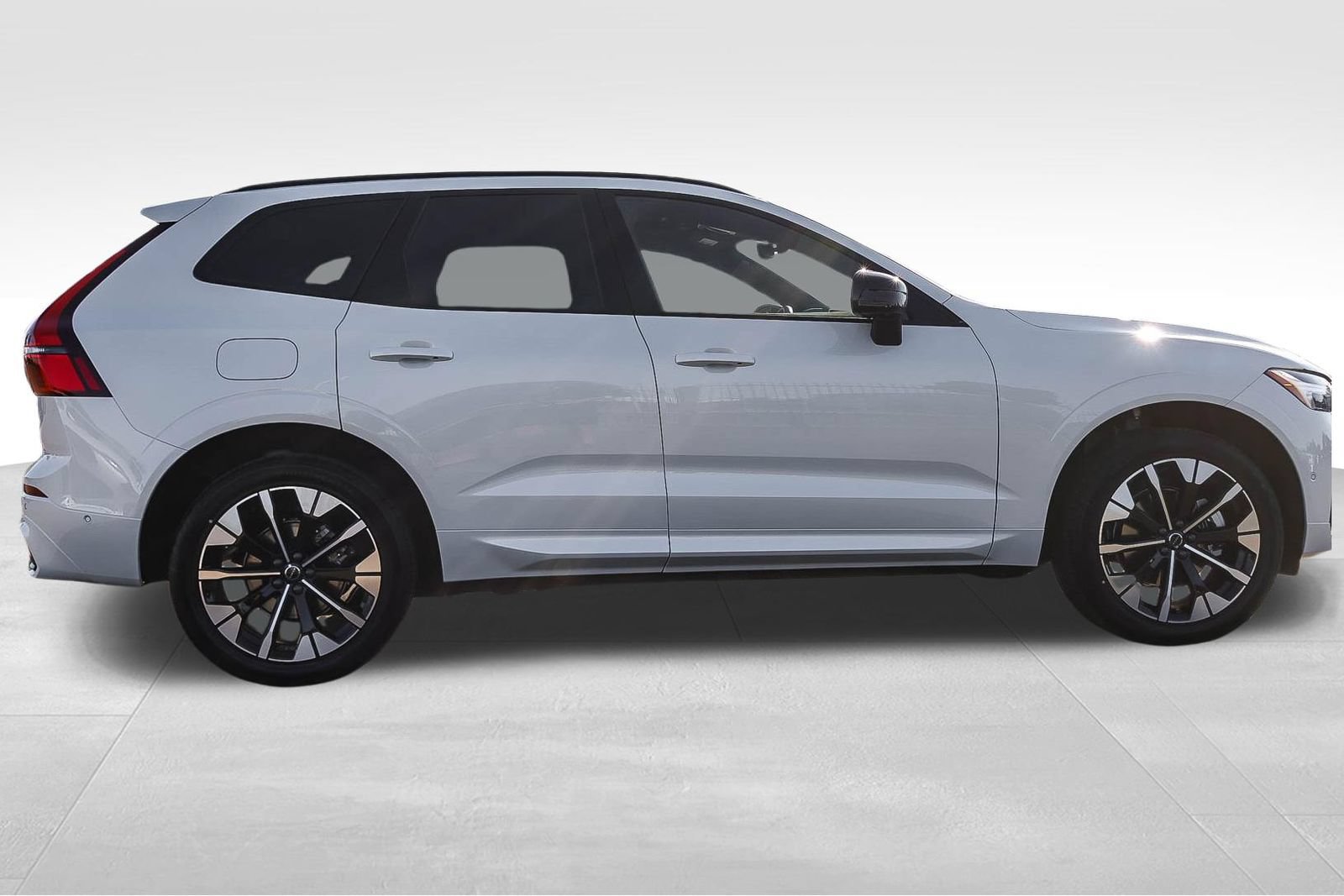New 2026 Volvo XC60 B5 Plus w/ Climate Package AWD/4WD image 4