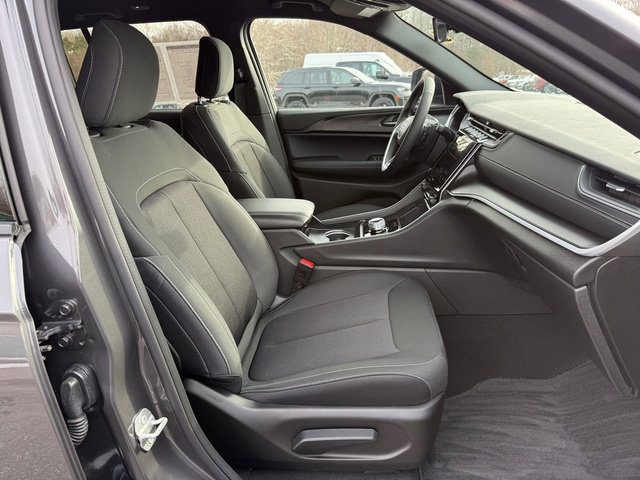 Used 2025 Jeep Grand Cherokee Laredo image 17