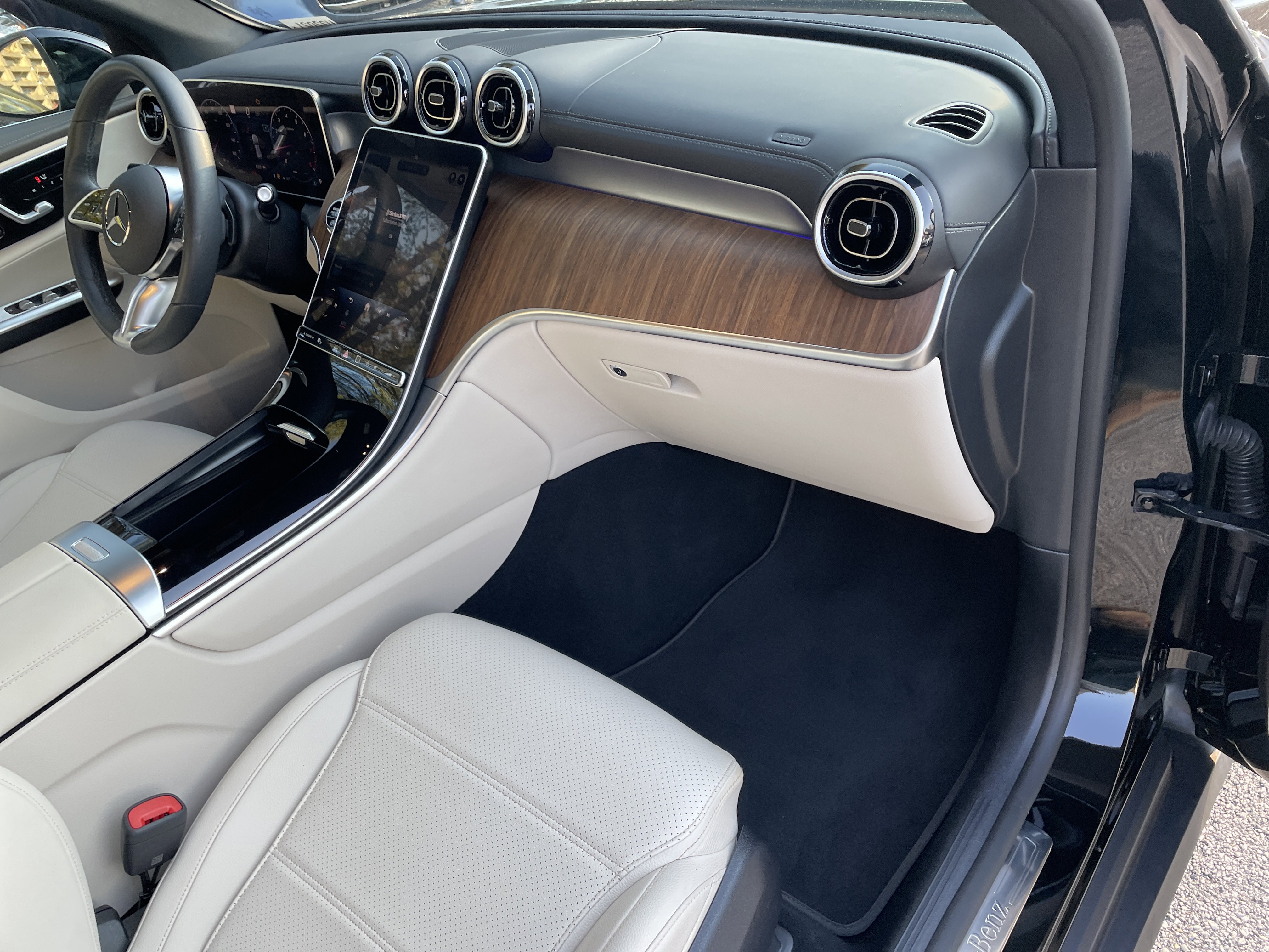 Used 2024 Mercedes-Benz GLC 300 4MATIC image 46