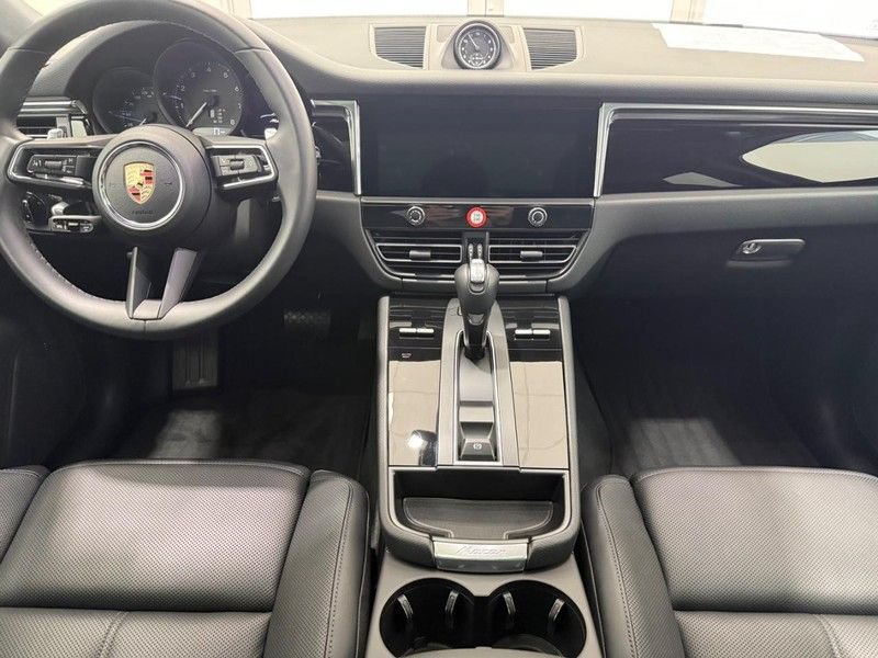 Certified 2025 Porsche Macan AWD/4WD image 14