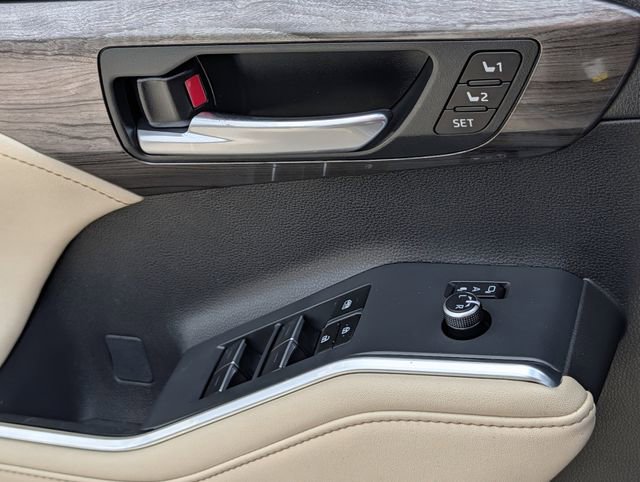 Used 2024 Toyota Highlander Platinum FWD image 28