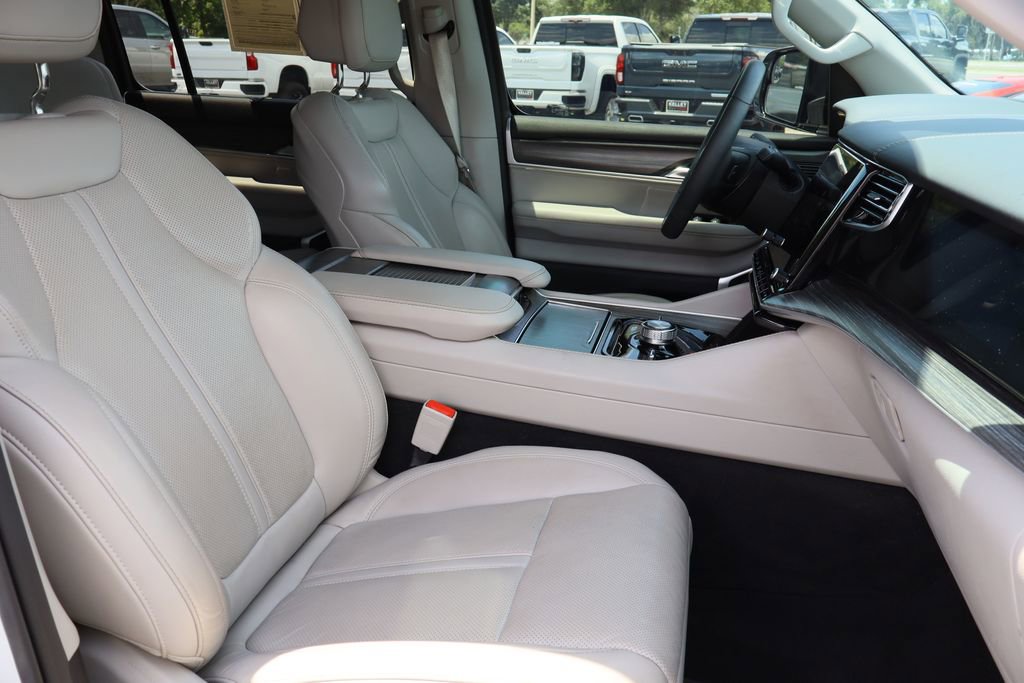 Used 2023 Jeep Wagoneer L Series II w/ Convenience Group I AWD/4WD image 32