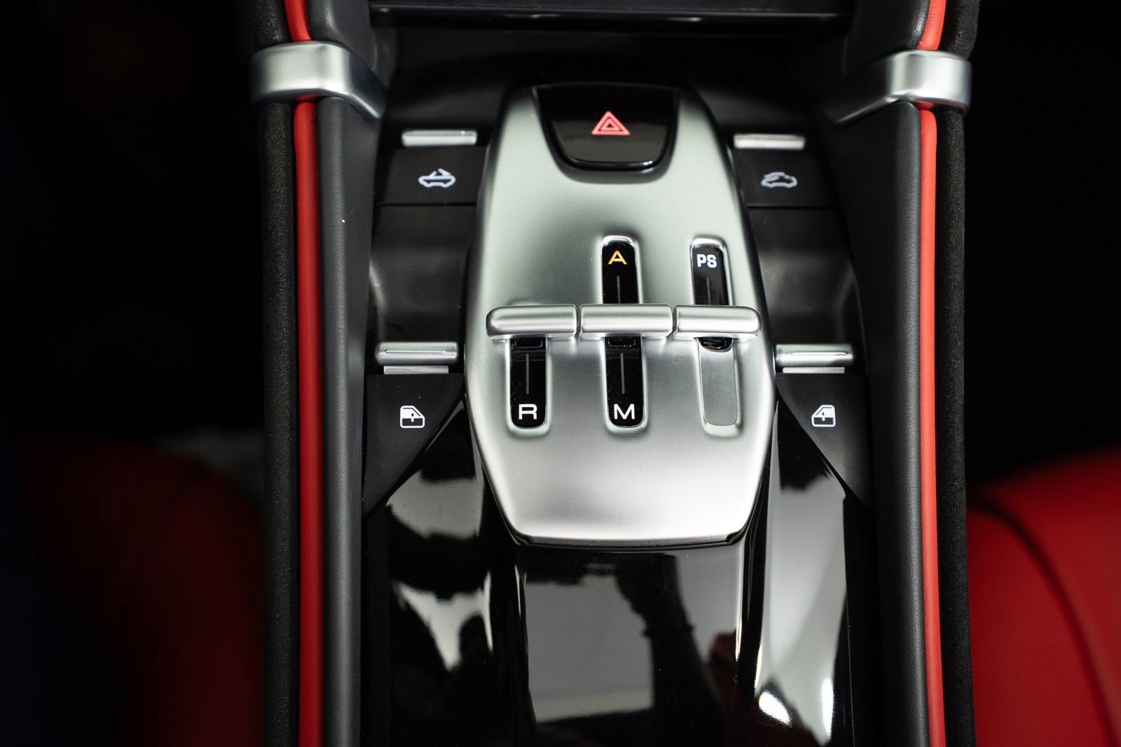 Certified 2025 Ferrari Roma Spider RWD image 32