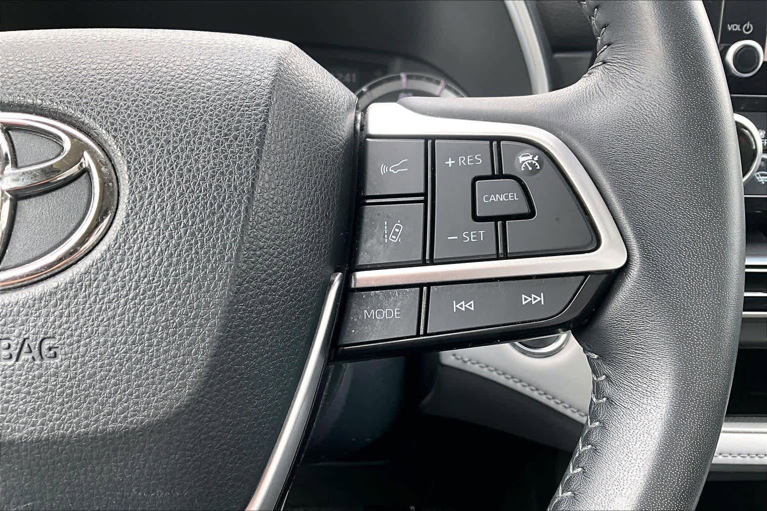 Used 2023 Toyota Highlander XLE AWD/4WD image 25