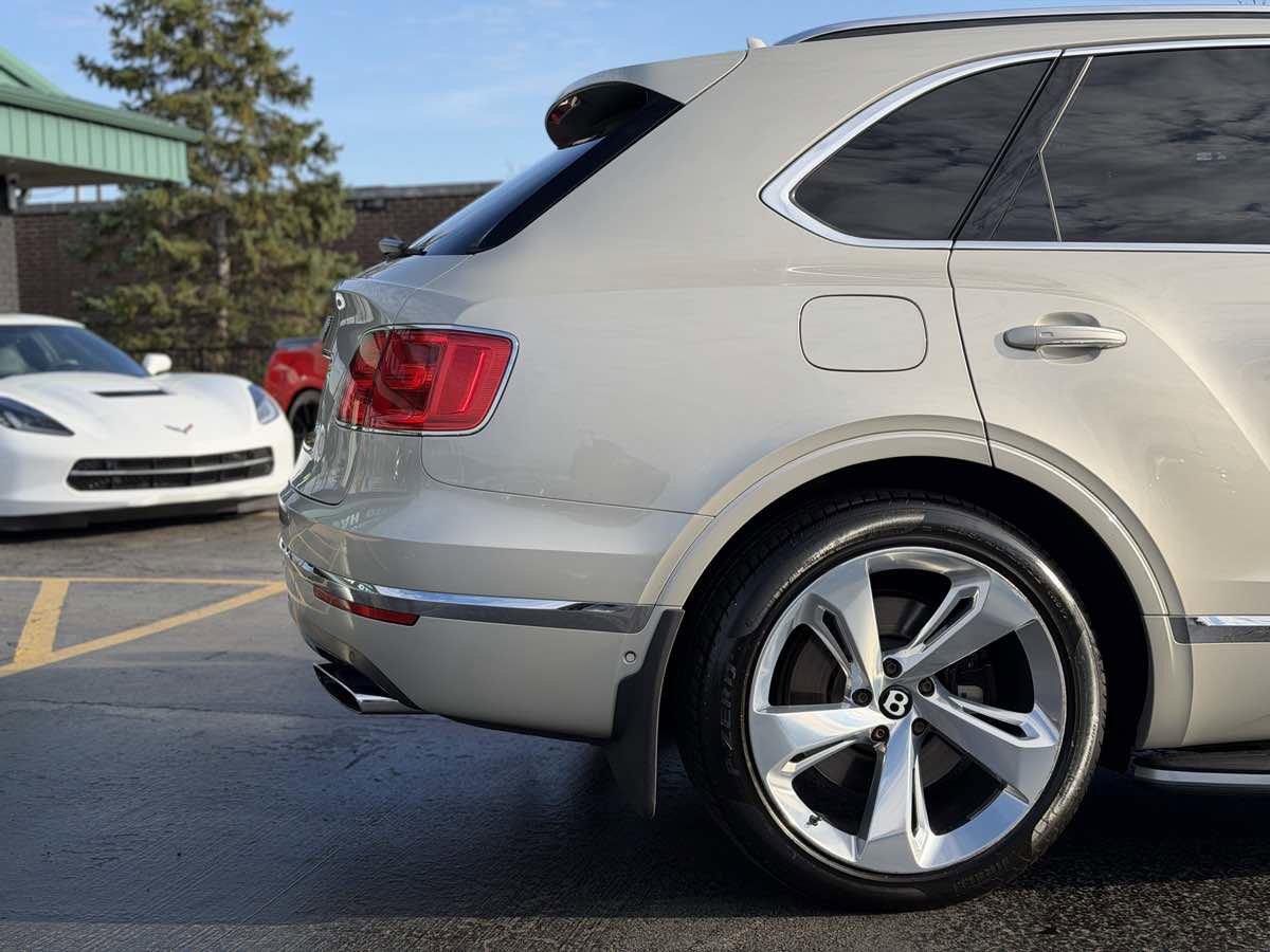 Used 2018 Bentley Bentayga image 11