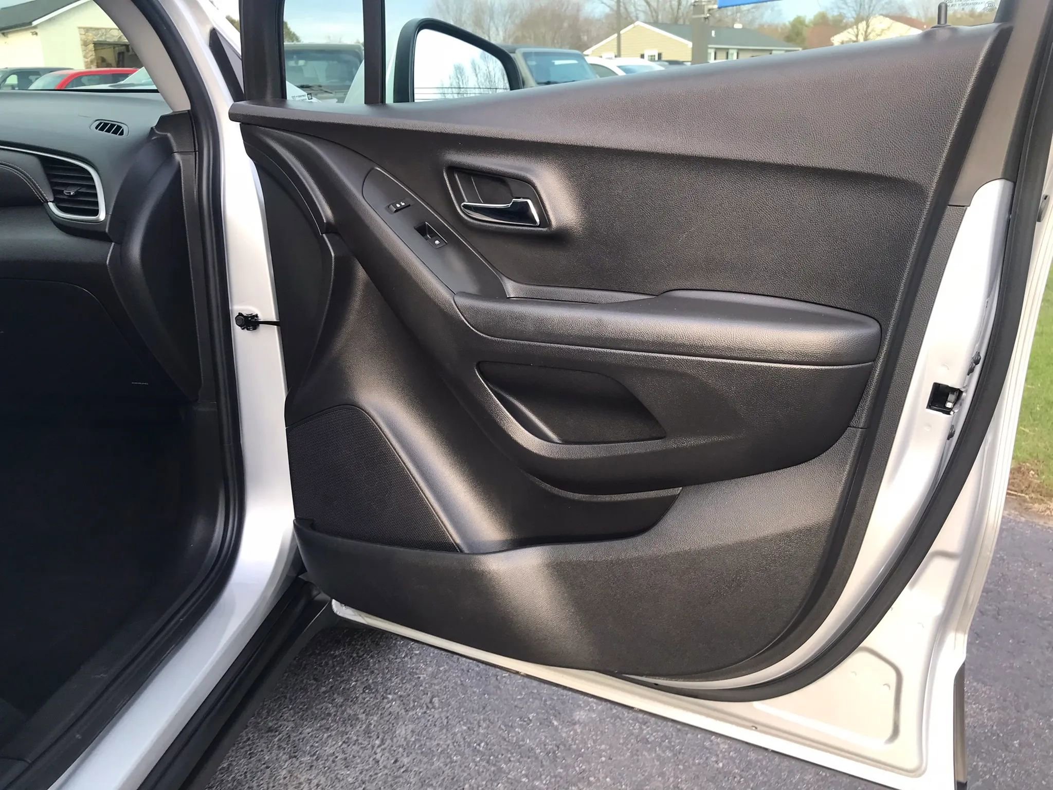 Used 2018 Chevrolet Trax LT w/ LT Convenience Package AWD/4WD image 41