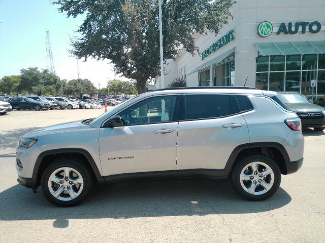 Used 2023 Jeep Compass Latitude AWD/4WD image 12