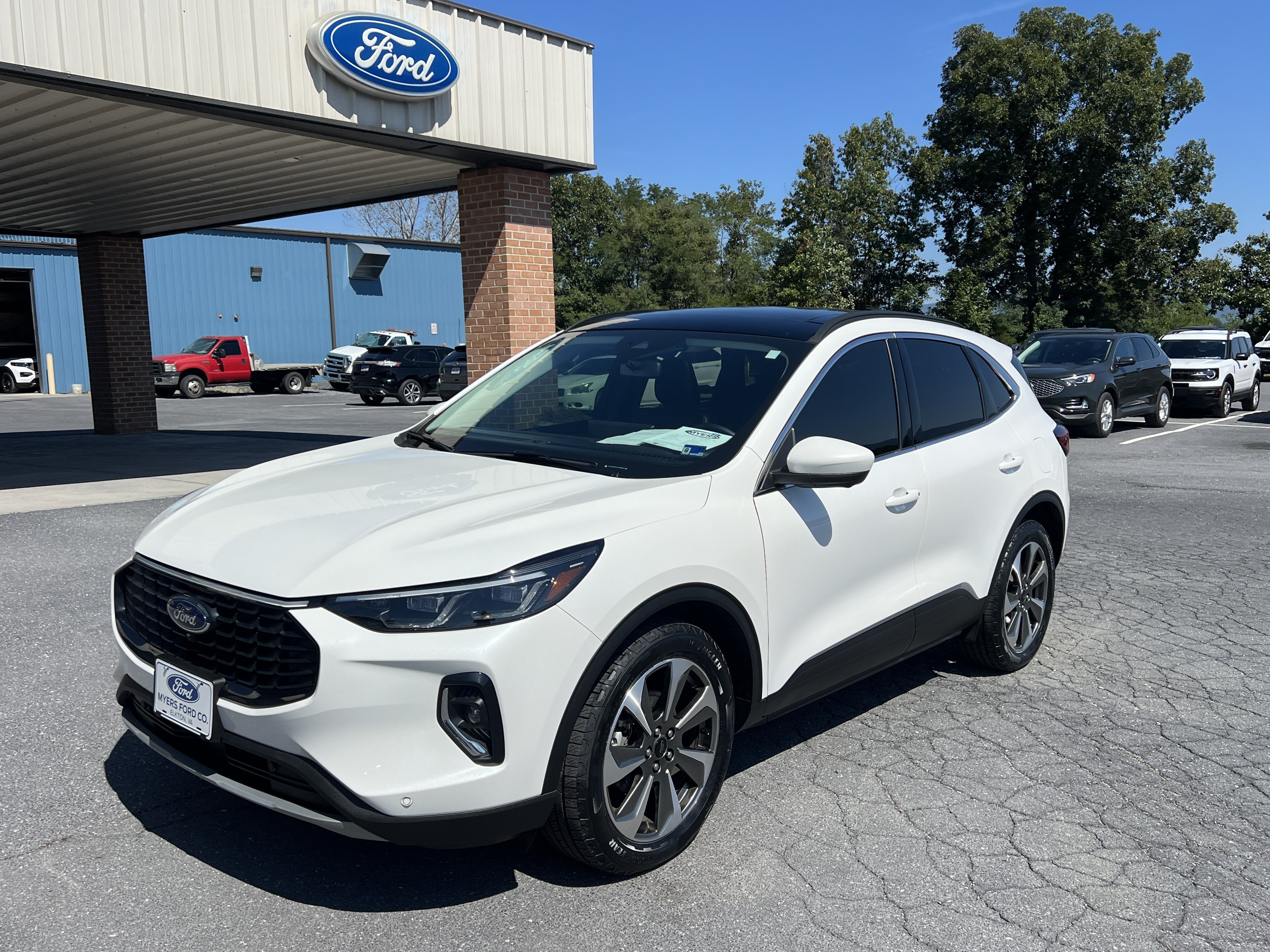 Used 2023 Ford Escape Platinum AWD/4WD image 2
