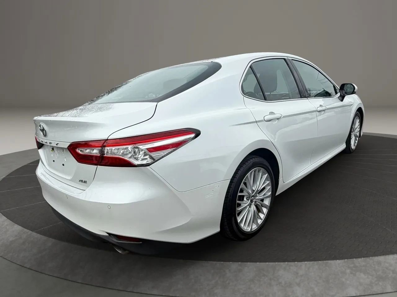 Used 2018 Toyota Camry XLE FWD image 5