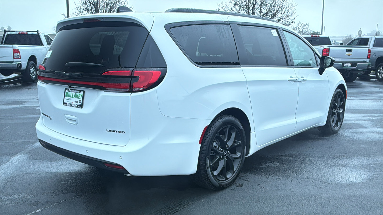New 2026 Chrysler Pacifica Limited w/ Uconnect Theater Family Group image 3