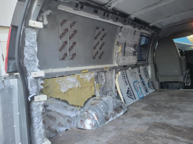 Used 2011 Chevrolet Express 1500 AWD image 40