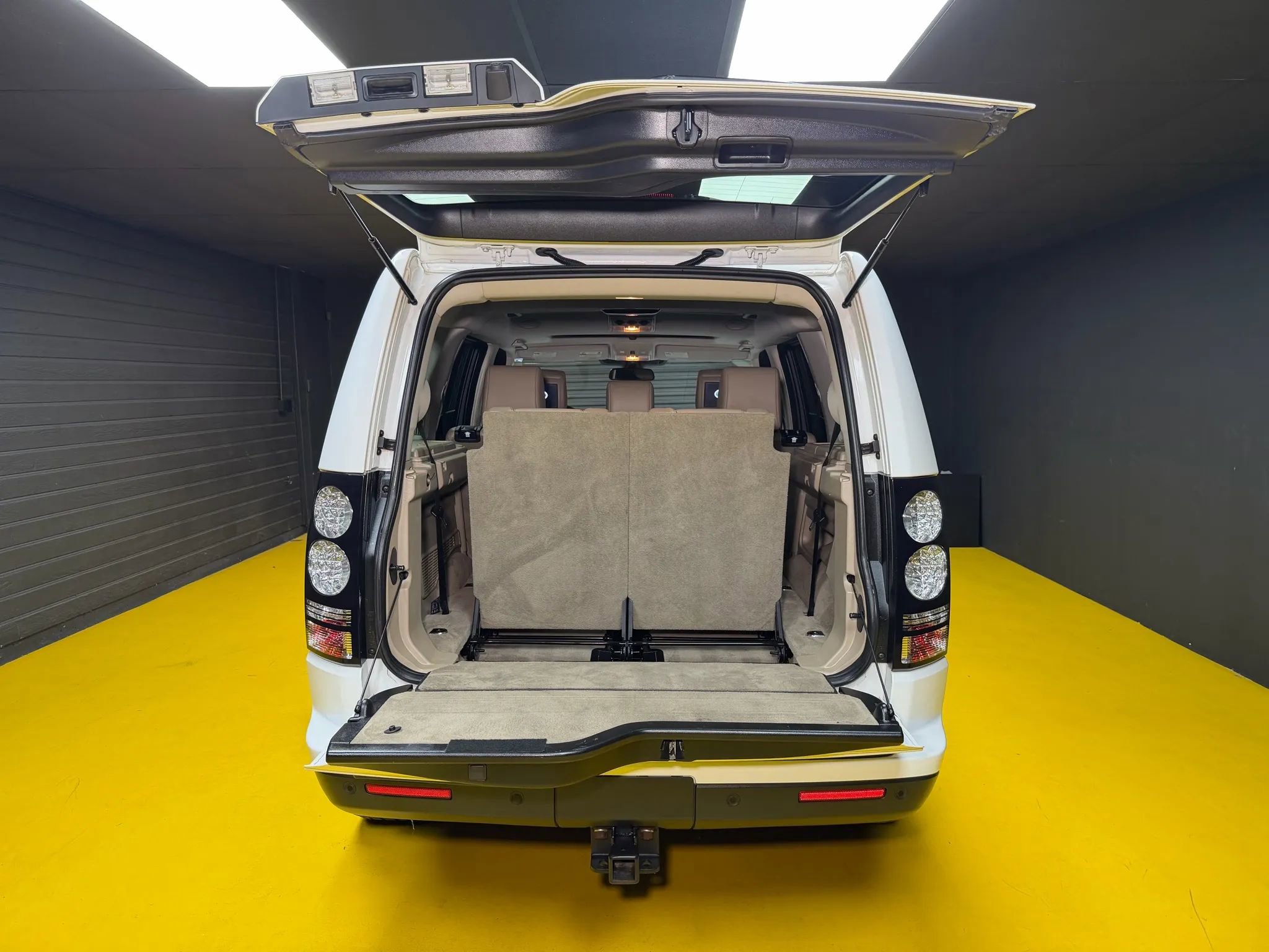 Used 2016 Land Rover LR4 HSE AWD/4WD image 7