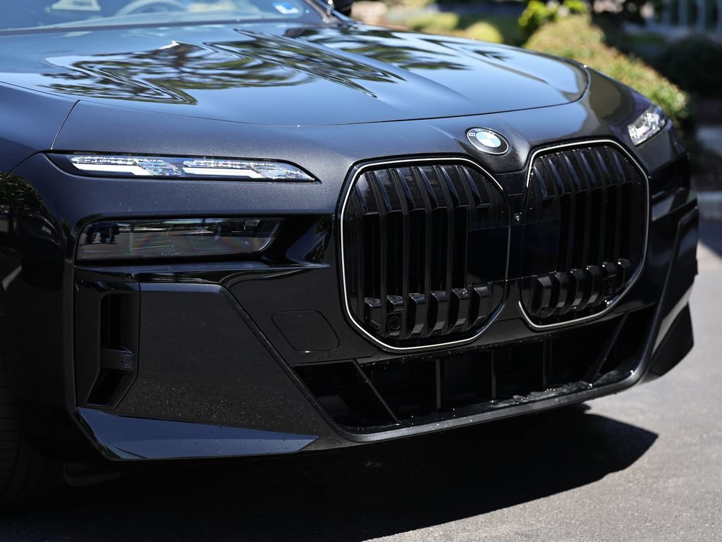 New 2026 BMW 760i xDrive w/ Executive Package AWD/4WD image 2