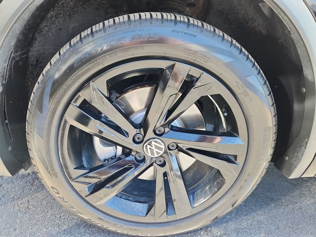 Certified 2024 Volkswagen Tiguan SE R-Line AWD/4WD image 15