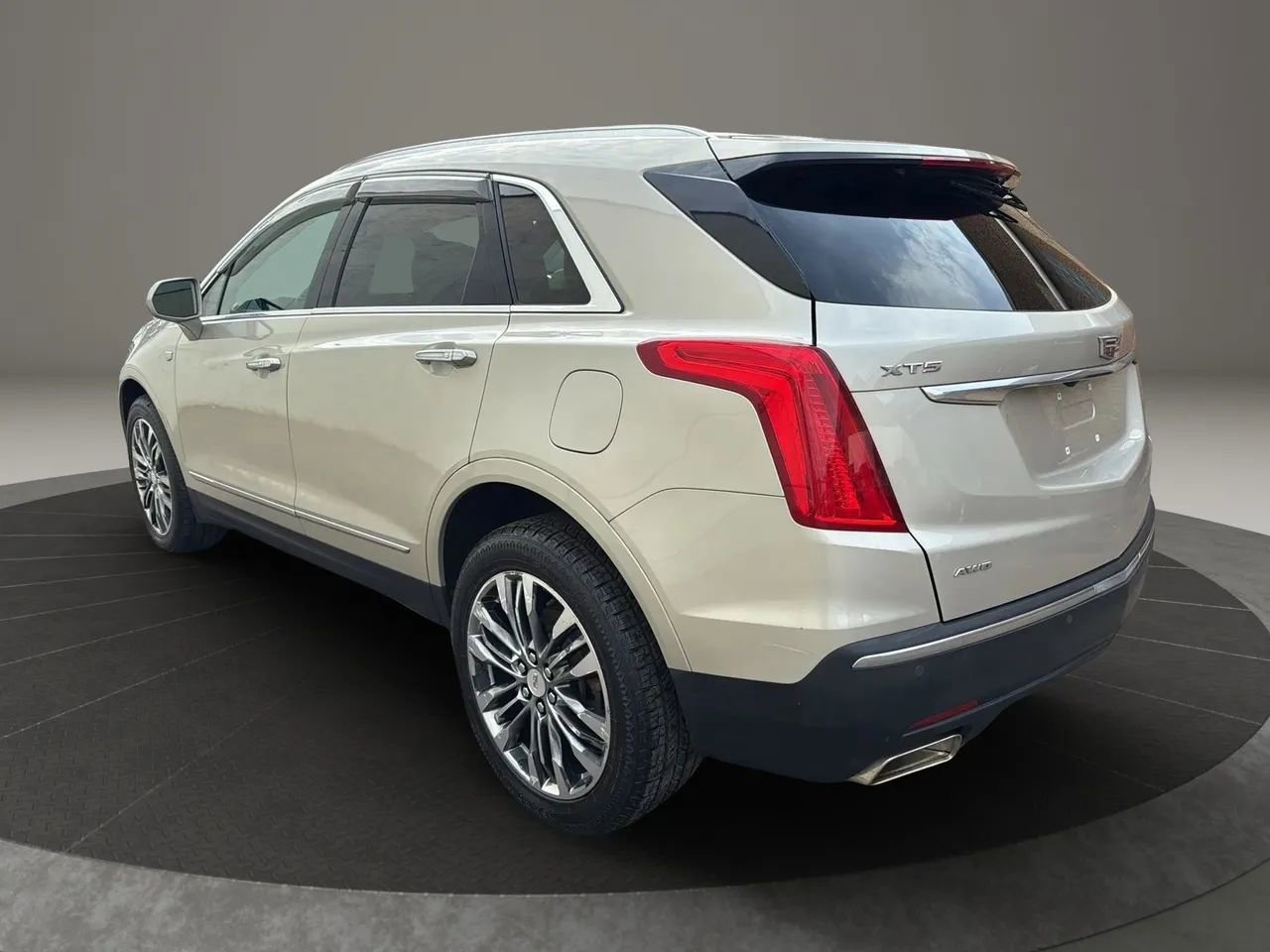 Used 2017 Cadillac XT5 Premium Luxury w/ LPO, Wheel Lock Package image 7