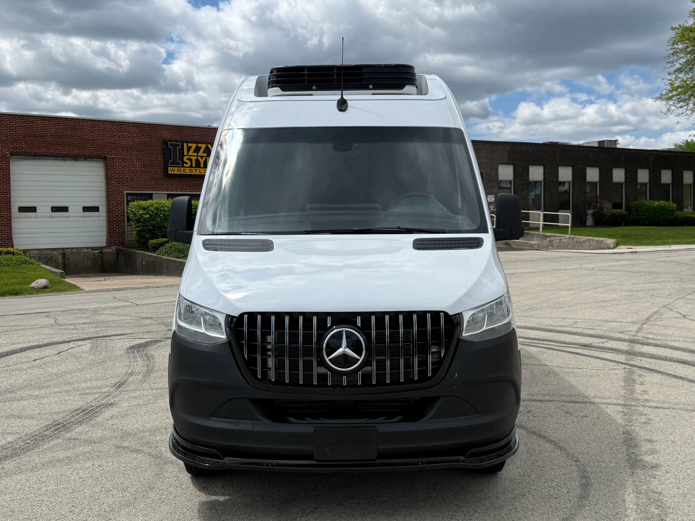 Used 2019 Freightliner Sprinter 3500 RWD image 2