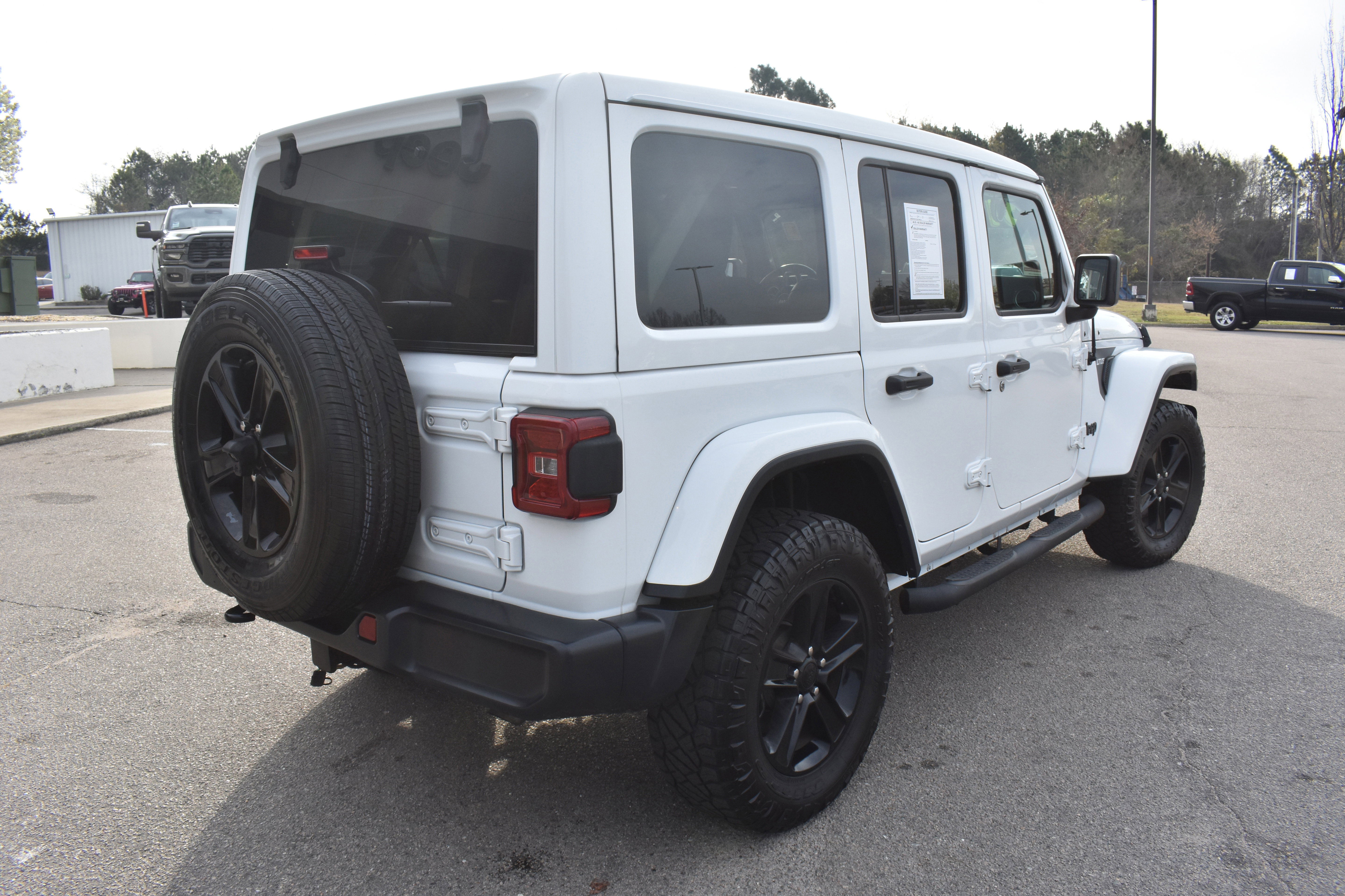 Used 2019 Jeep Wrangler Unlimited Sahara image 9