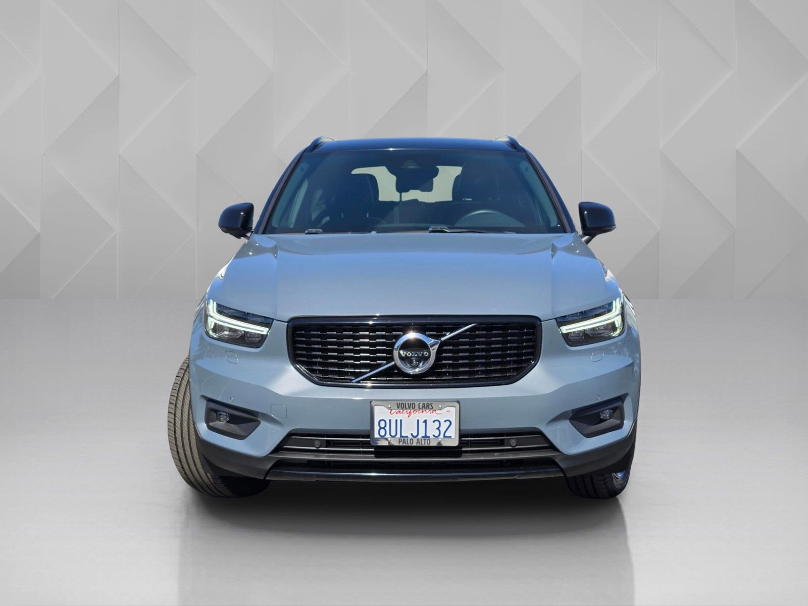 Used 2021 Volvo XC40 T4 R-Design w/ Advanced Package image 2