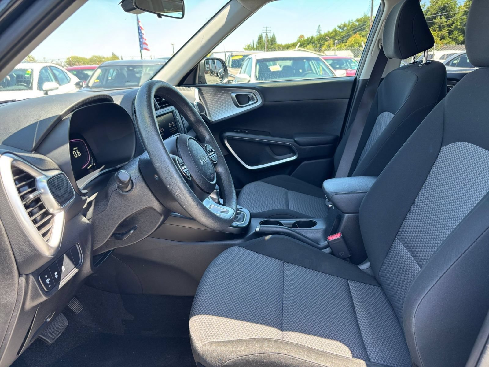 Used 2025 Kia Soul LX w/ LX Technology Package FWD image 24