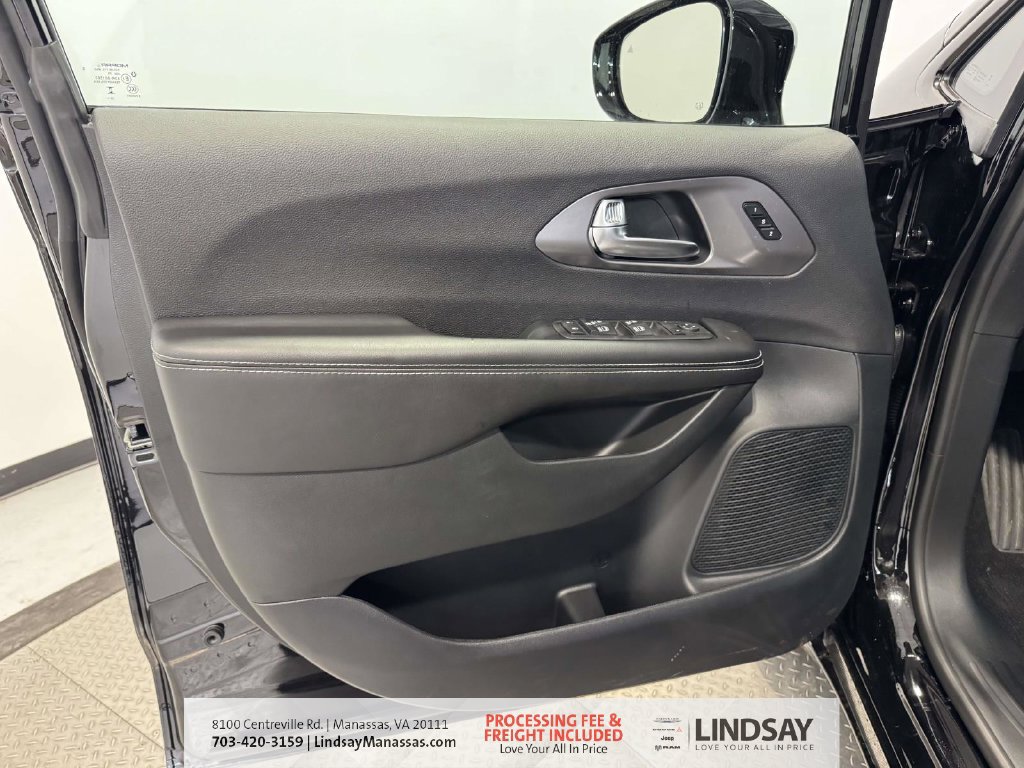 New 2026 Chrysler Pacifica Select w/ S Appearance Package FWD image 17