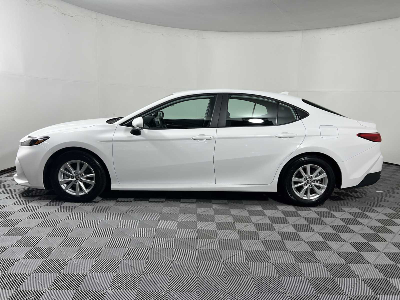 Used 2025 Toyota Camry LE FWD image 4