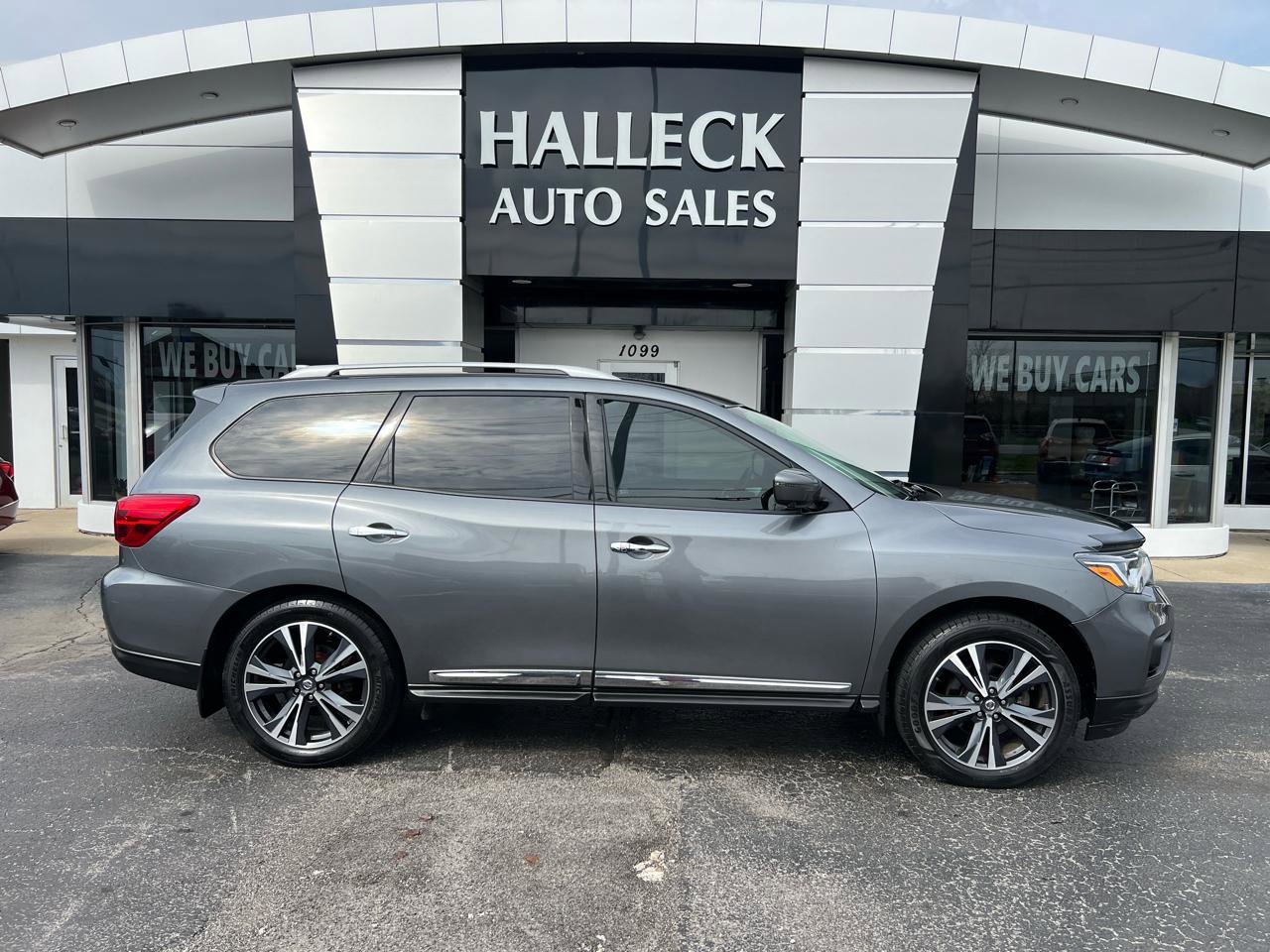 Used 2019 Nissan Pathfinder Platinum AWD/4WD image 1