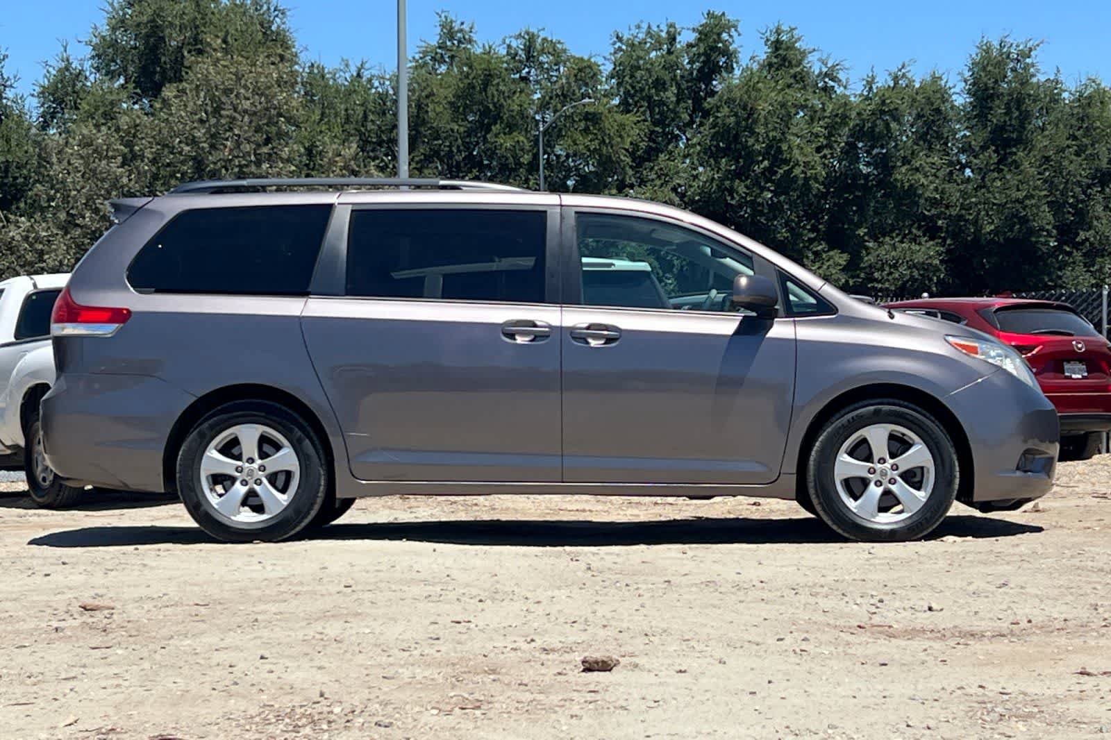 Used 2014 Toyota Sienna LE FWD image 9