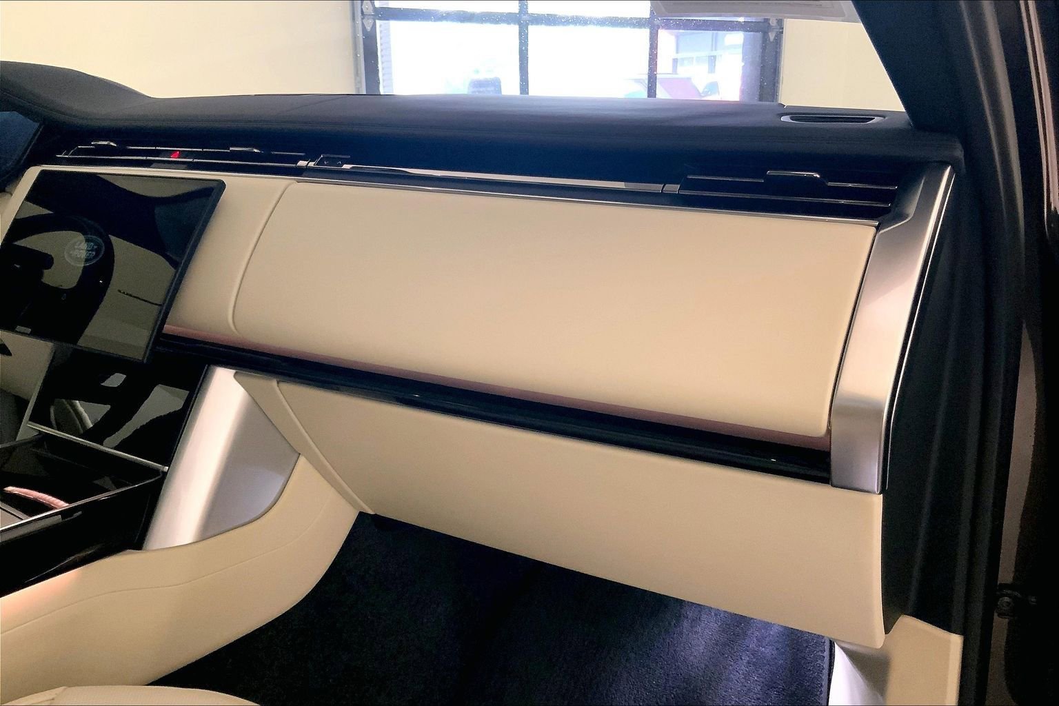Certified 2025 Land Rover Range Rover SE AWD/4WD image 18