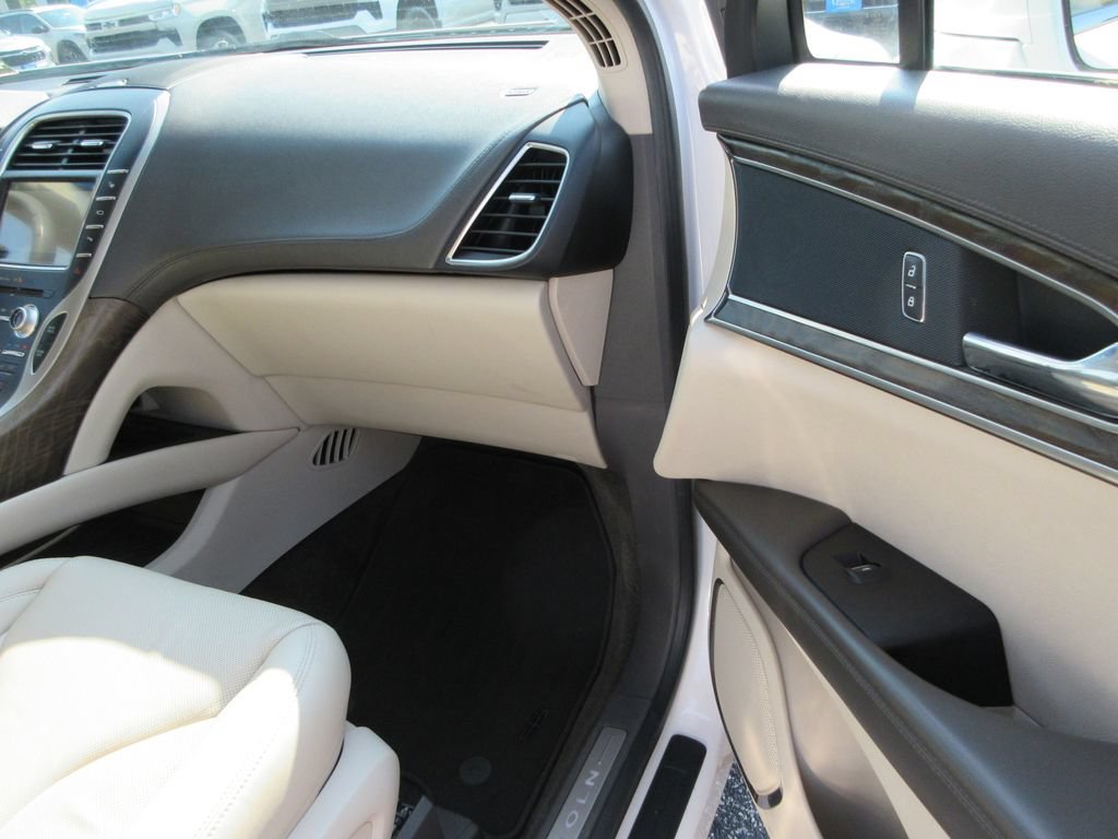 Used 2018 Lincoln MKX Reserve w/ Driver Assistance Package FWD image 18
