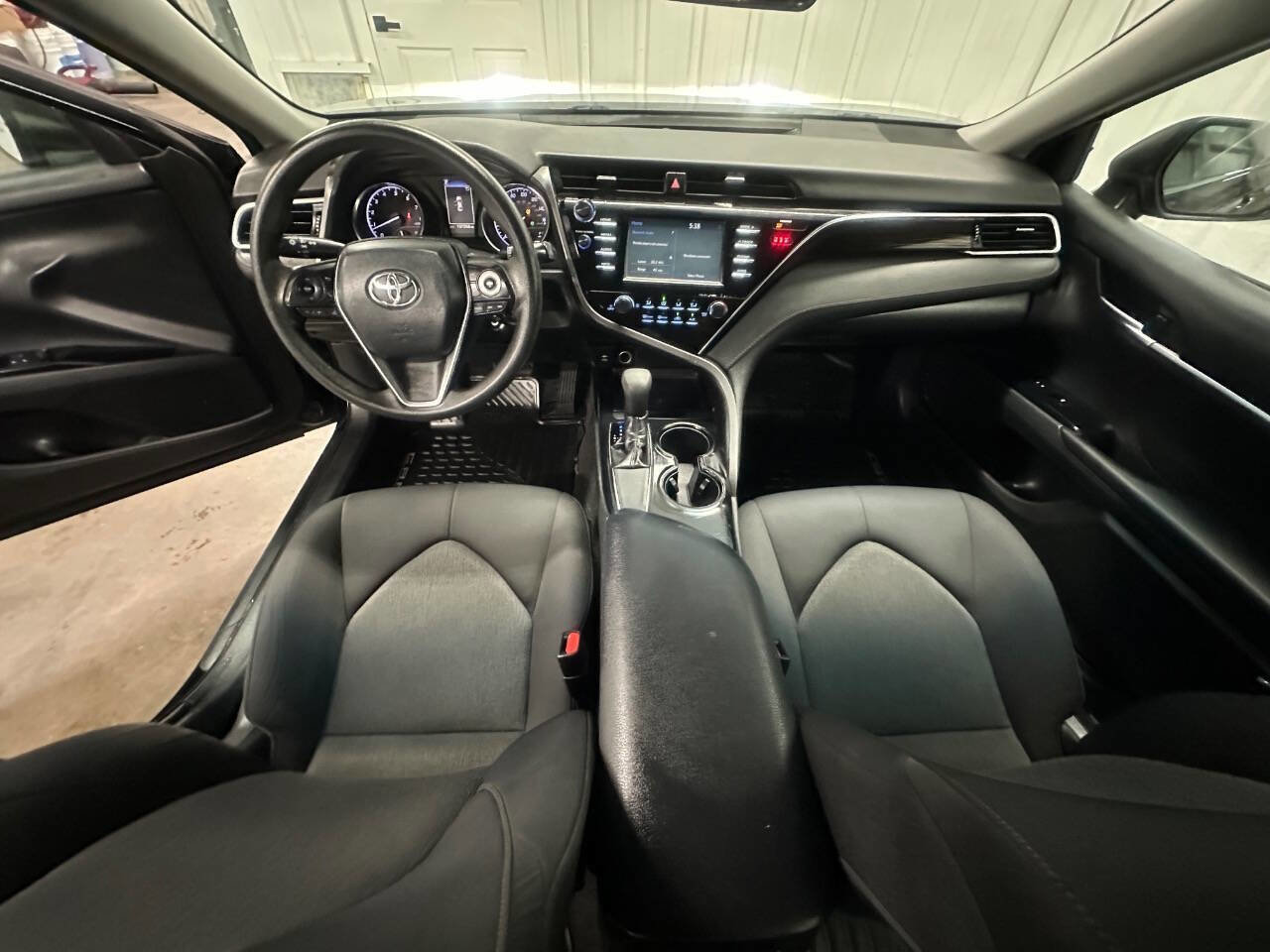 Used 2018 Toyota Camry LE image 23