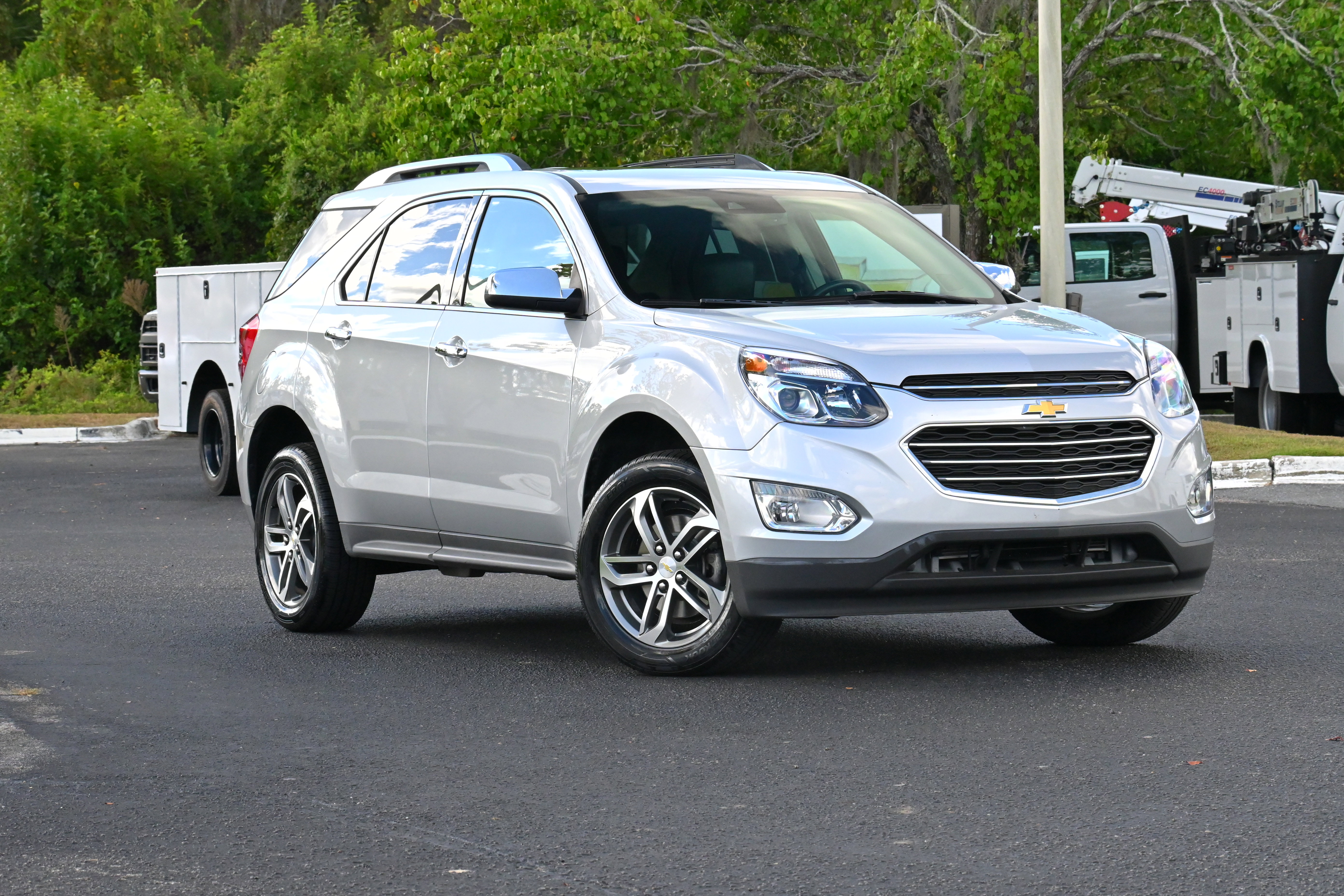 Used 2017 Chevrolet Equinox Premier w/ Enhanced Convenience Package image 2