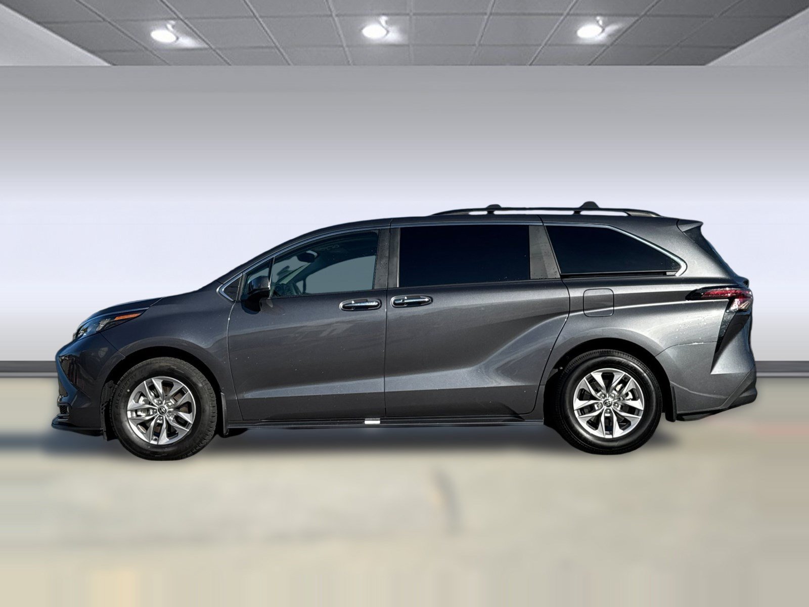 Used 2025 Toyota Sienna XLE FWD image 2