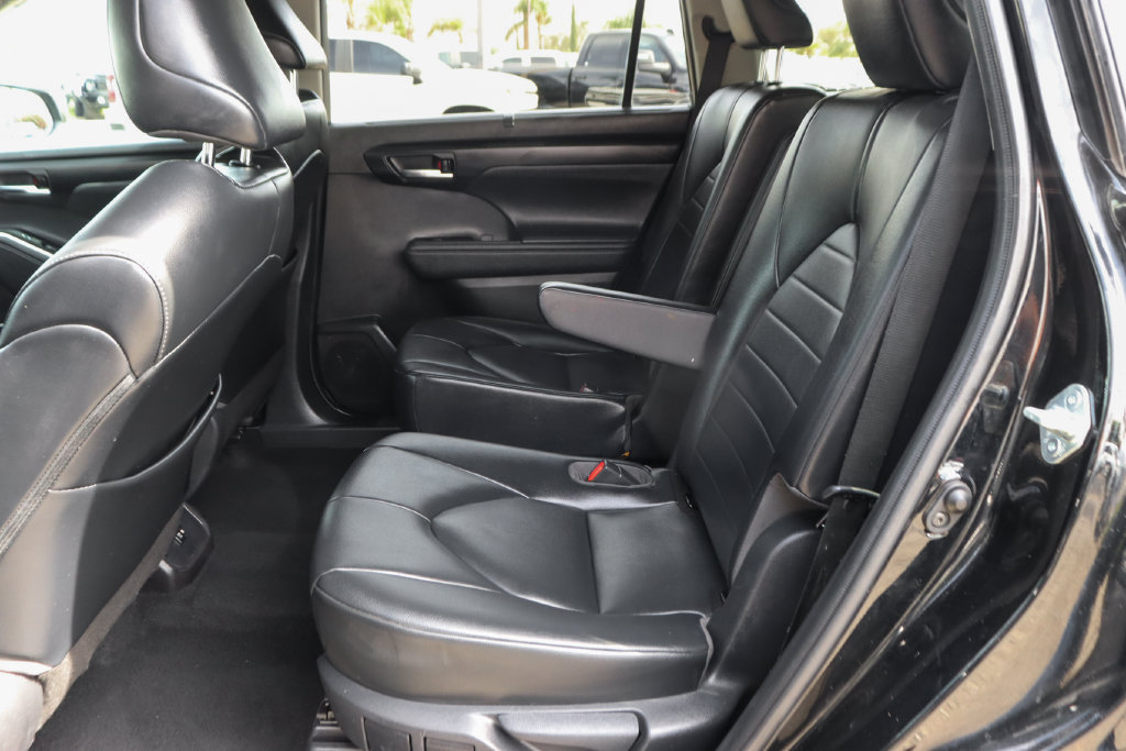 Used 2021 Toyota Highlander XLE AWD/4WD image 37