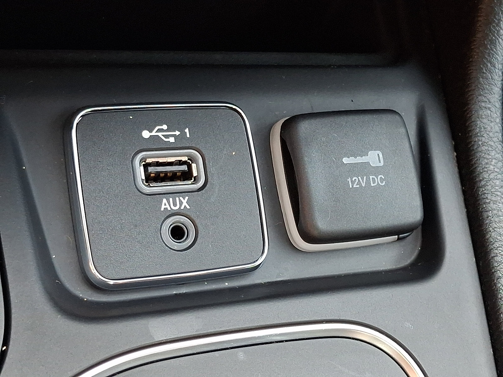 Used 2019 Jeep Cherokee Latitude Plus w/ Cold Weather Group AWD/4WD image 24