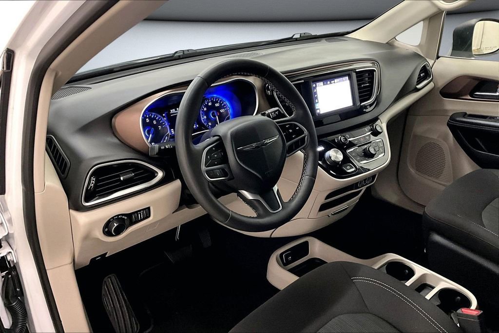 Used 2023 Chrysler Voyager LX image 17