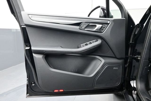 Certified 2025 Porsche Macan AWD/4WD image 7