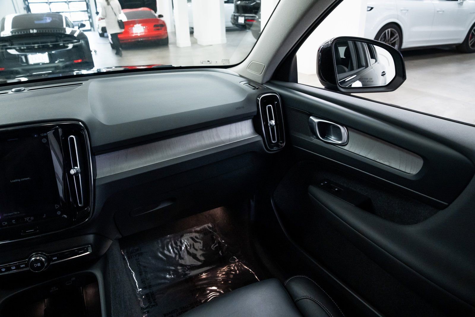 Used 2024 Volvo XC40 B5 Plus image 11