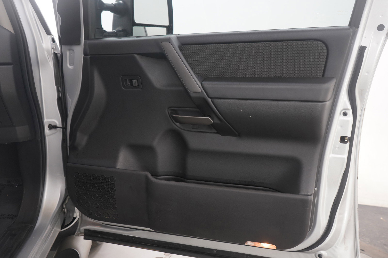 Used 2013 Nissan Titan SV w/ SV Value Truck Pkg image 9