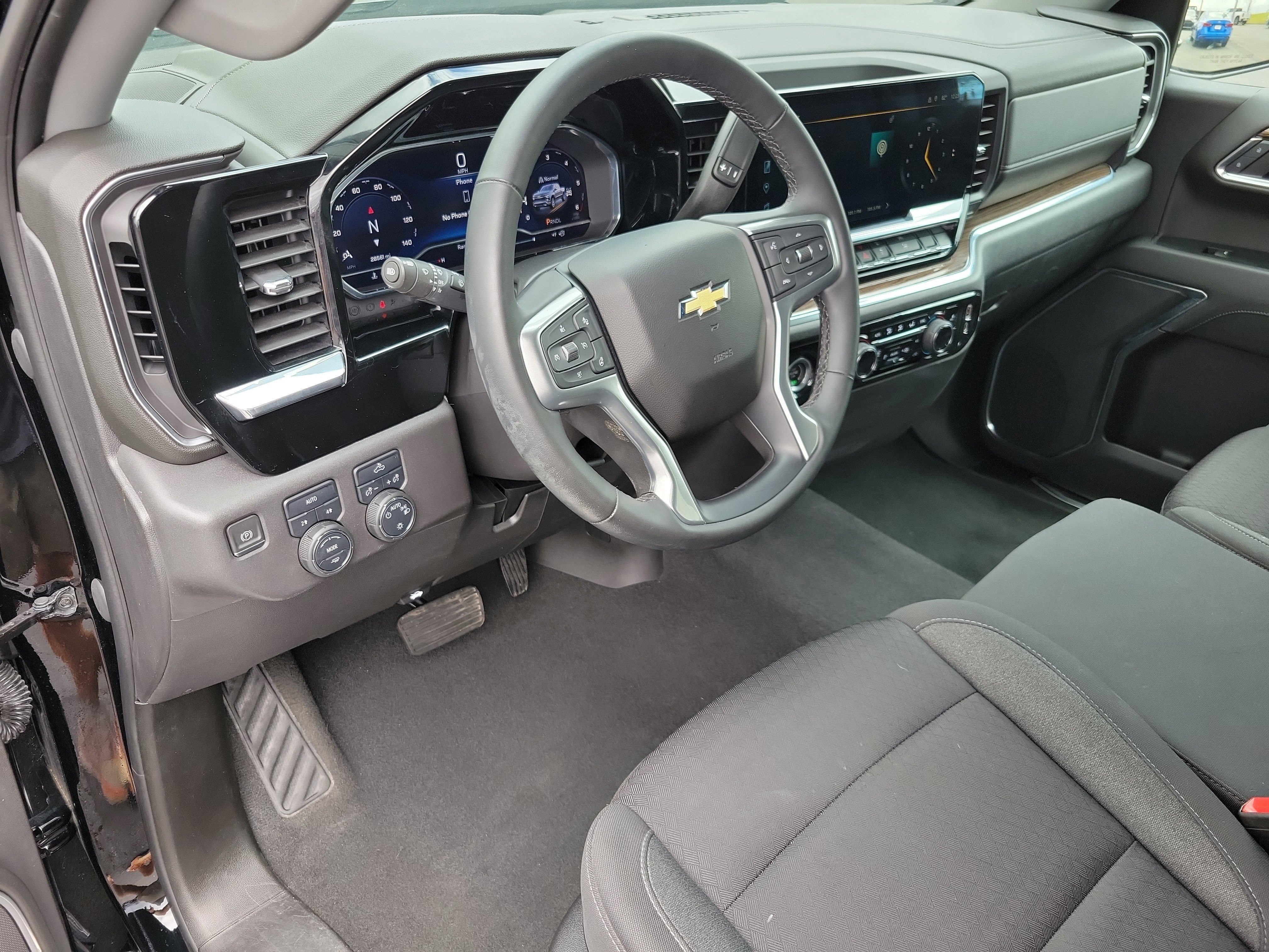 Used 2023 Chevrolet Silverado 1500 LT image 3