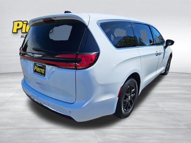 Used 2024 Chrysler Pacifica Touring-L FWD image 5