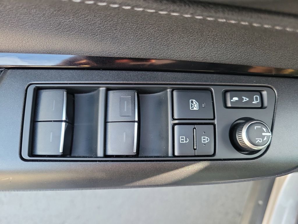 Used 2021 Toyota Venza LE image 21