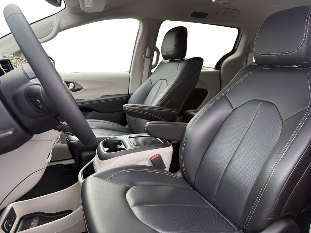 Certified 2023 Chrysler Pacifica Touring-L w/ Uconnect Theater Family Group image 9