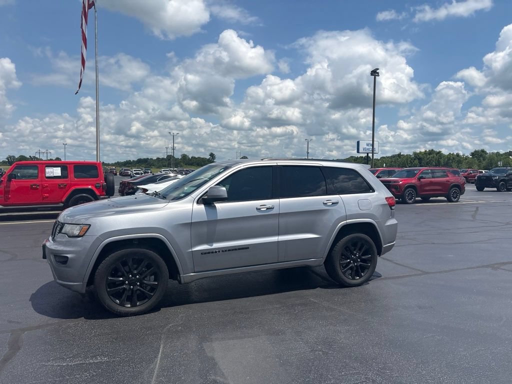 Used 2018 Jeep Grand Cherokee Altitude AWD/4WD image 2