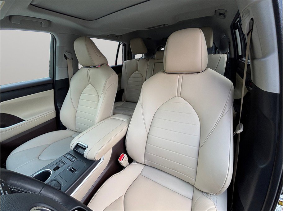 Used 2020 Toyota Highlander XLE FWD image 17
