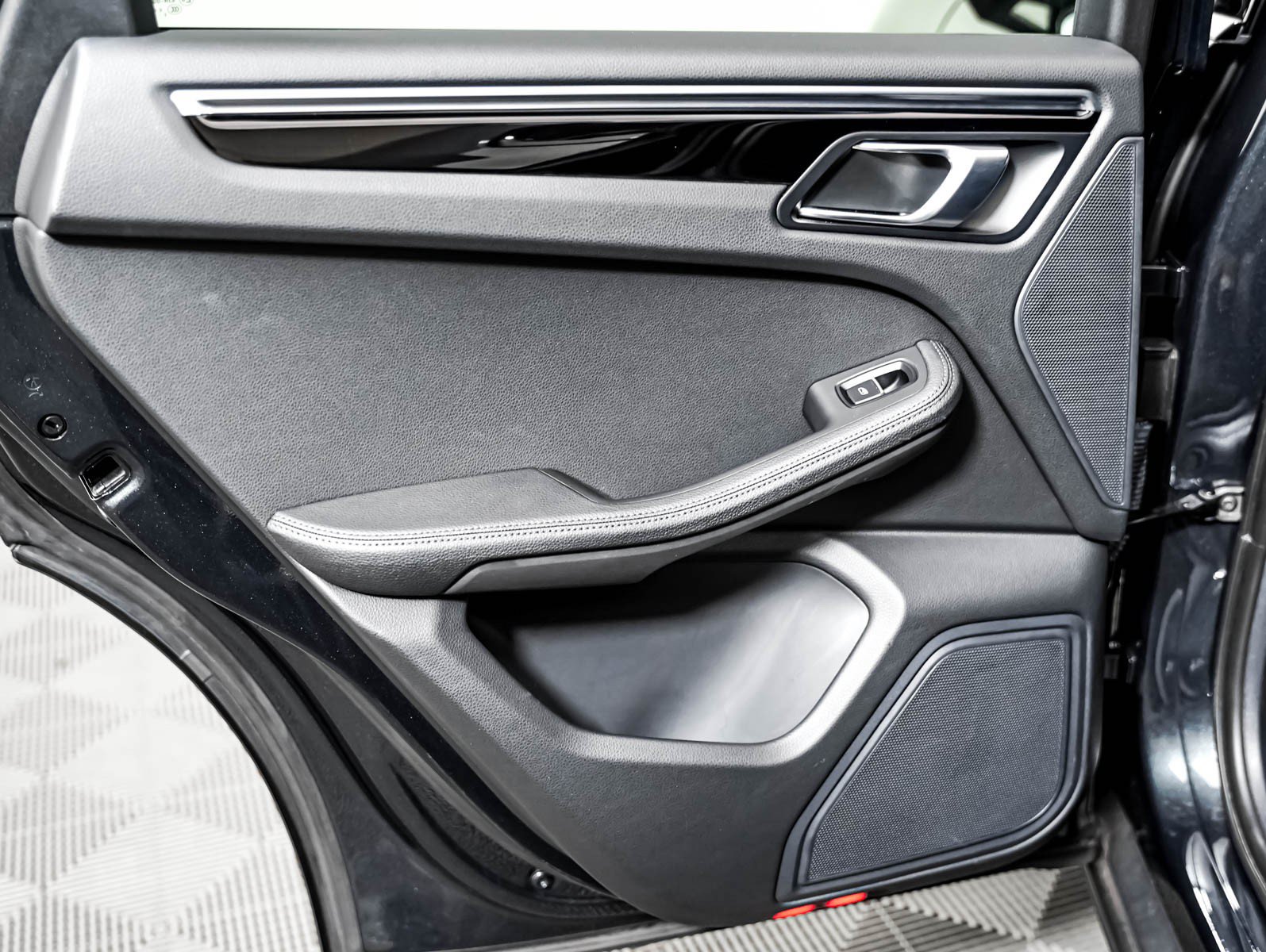 Certified 2023 Porsche Macan S AWD/4WD image 29