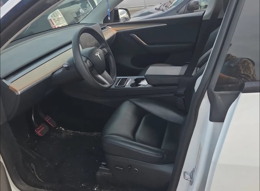 Used 2023 Tesla Model Y Long Range AWD/4WD image 4