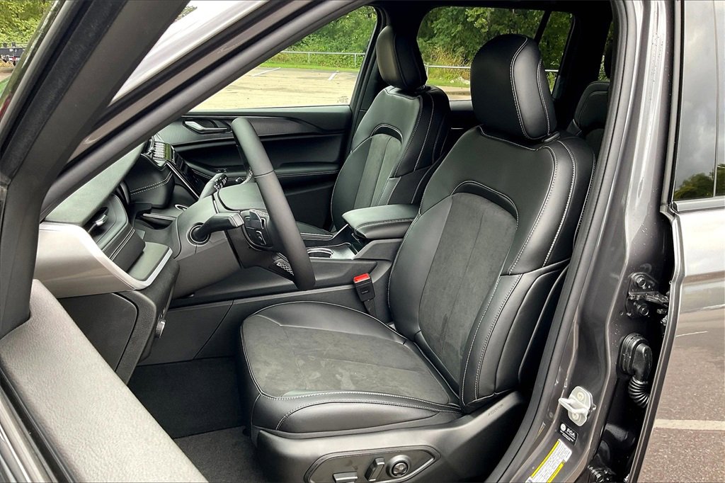 New 2025 Jeep Grand Cherokee Altitude image 9