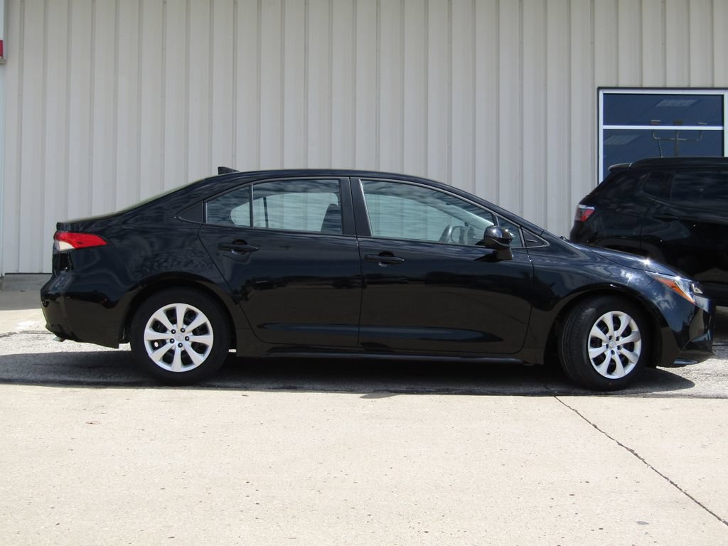 Used 2025 Toyota Corolla LE FWD image 2